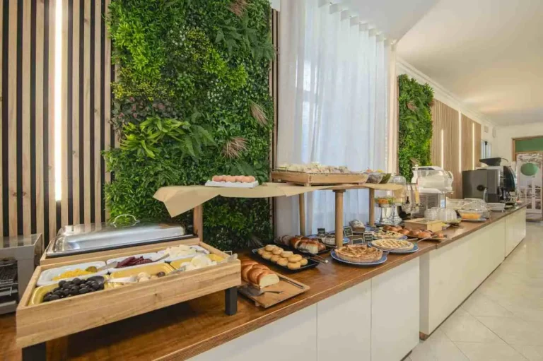 Buffet della colazione con dolci, frutta e salato