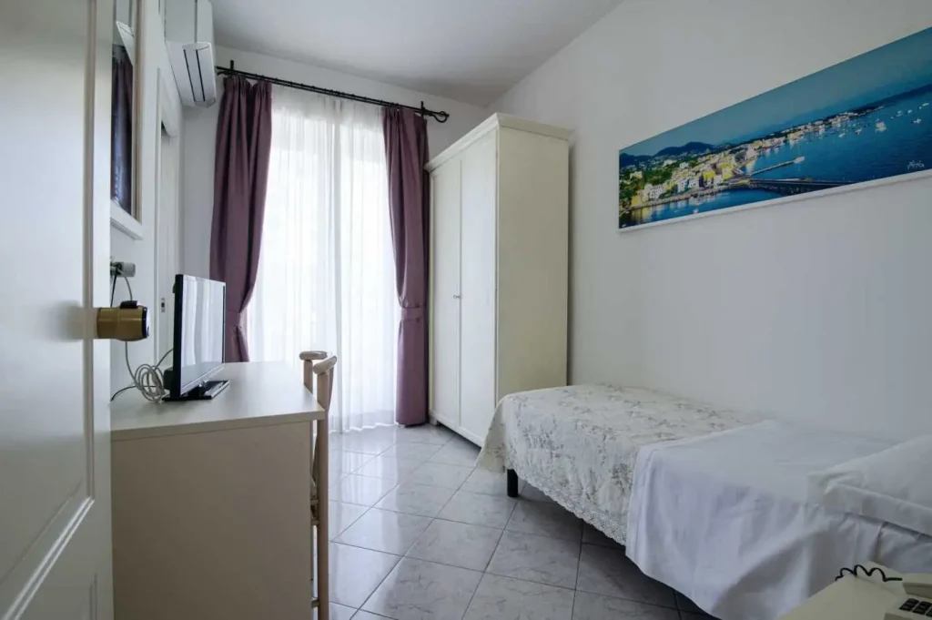 Camera singola con letto singolo e luce naturale