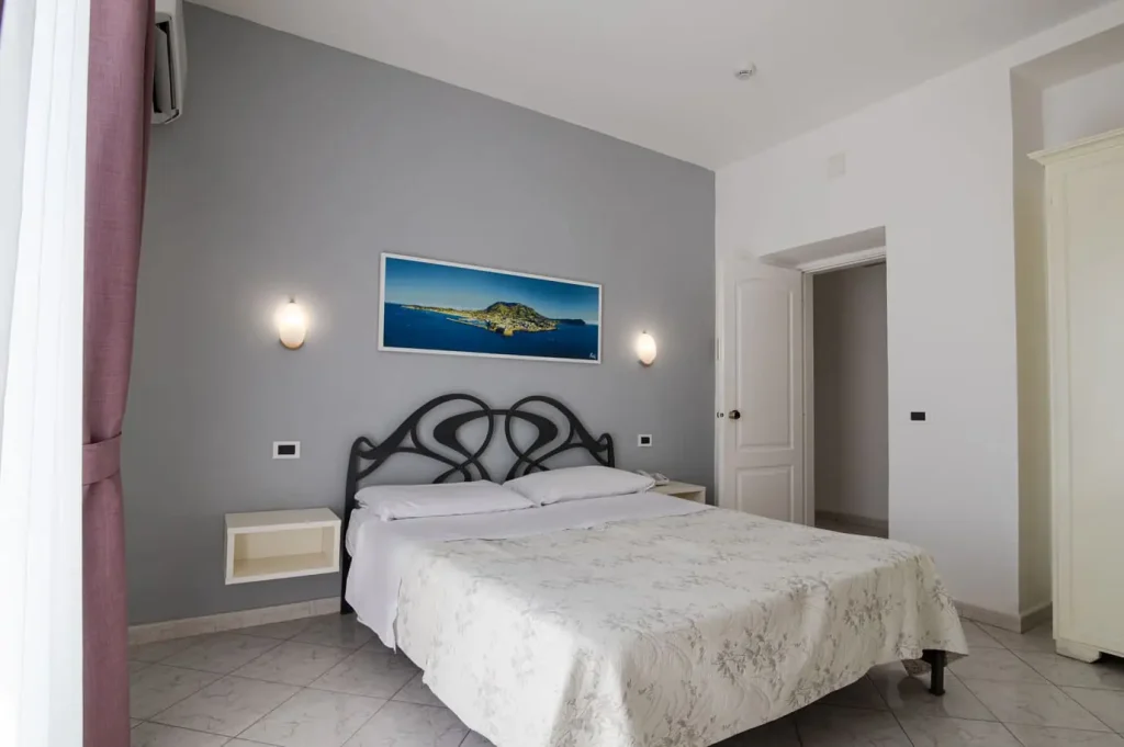 Camera Standard con letto matrimoniale e quadro di Ischia