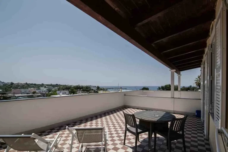 Terrazza della camera vista mare con tavolo e sedie
