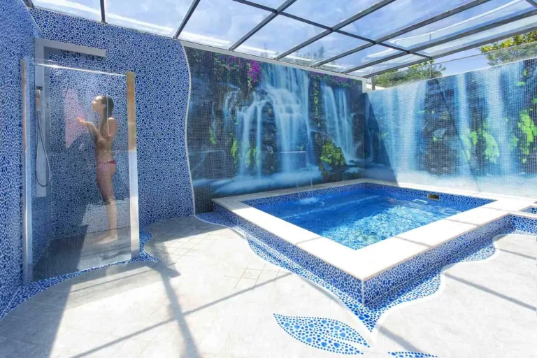 Doccia emozionale accanto alla piscina idromassaggio interna