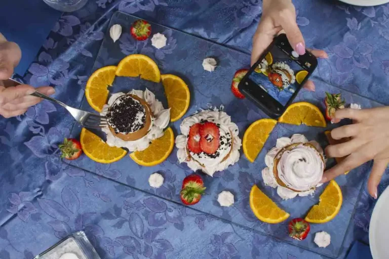 Dolci della casa serviti con fette d'arancia