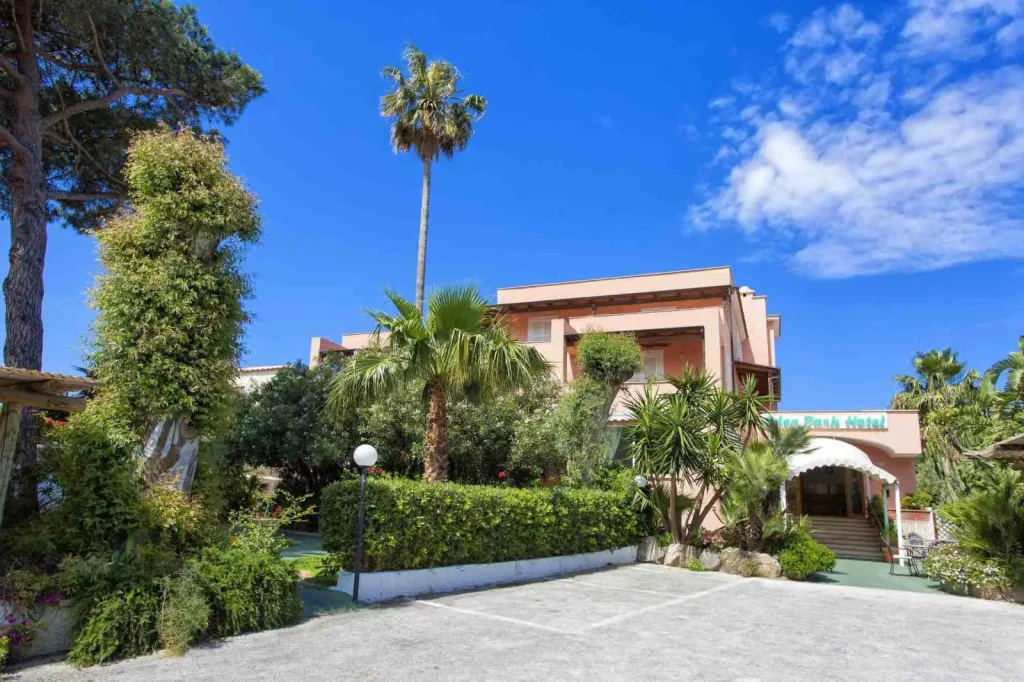 L'hotel immerso nel giardino mediterraneo, sotto il cielo azzurro