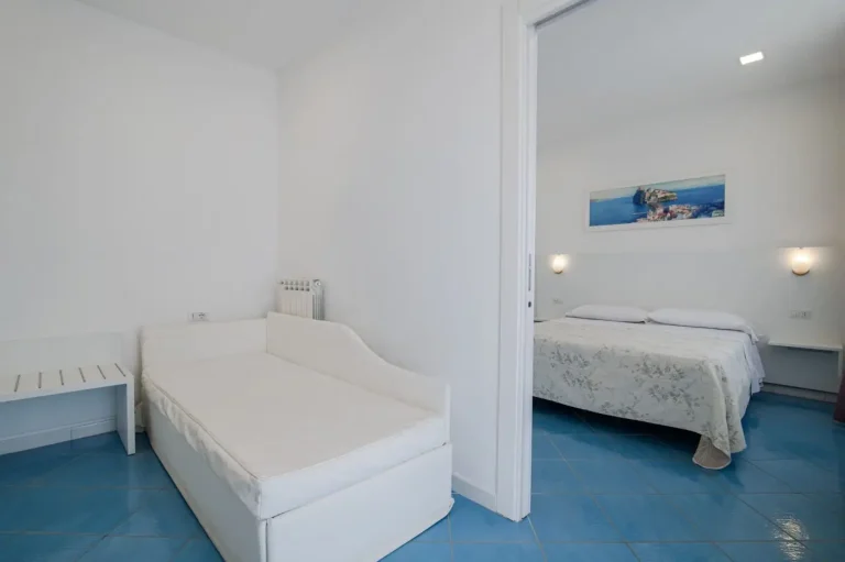 Family Room Standard con il letto aggiuntivo e la porta del bagno
