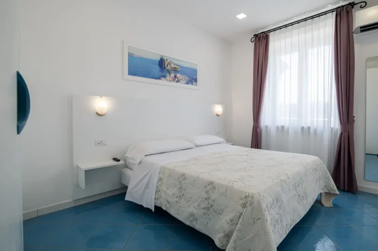 Family Room Standard con letto matrimoniale e pavimento azzurro
