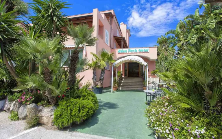 Ingresso dell'Eden Park Hotel tra palme e piante mediterranee