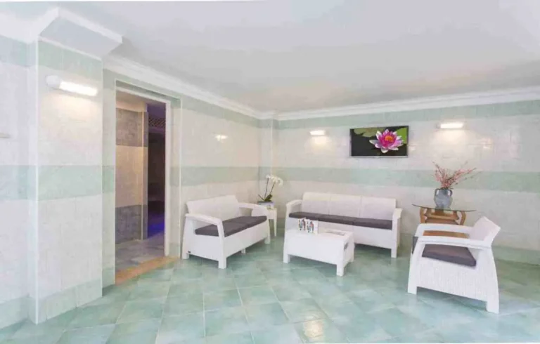 Salotto relax del centro benessere con divanetti bianchi
