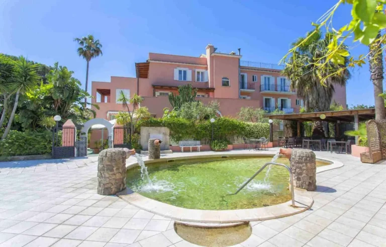 Vasca termale con le cascate cervicali davanti all'hotel